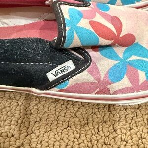 Vans Vintage Slip Ons
Rare
Daisy pattern
Size 8 1/2